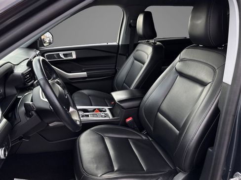 Used 2022 Ford Explorer XLT w/ Equipment Group 202A image 9