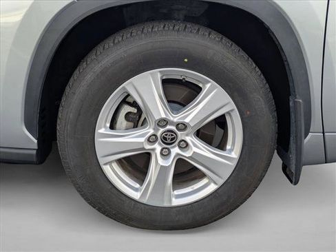 Used 2023 Toyota Highlander LE image 25