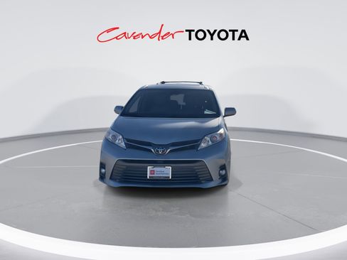 Certified 2020 Toyota Sienna XLE image 3