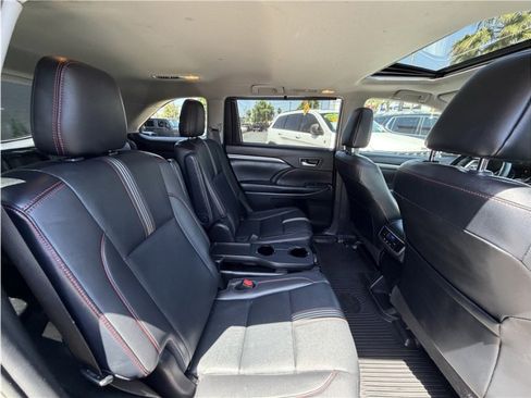 Used 2019 Toyota Highlander SE FWD image 29