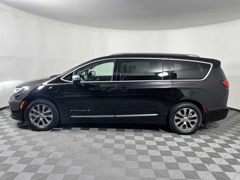 Used 2025 Chrysler Pacifica Pinnacle FWD image 4