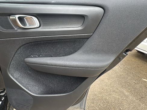 Used 2020 Volvo XC40 T5 Momentum w/ Protection Package Premier image 27