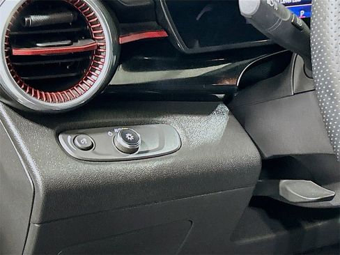 Used 2025 Chevrolet Trax RS w/ Driver Confidence Package image 8