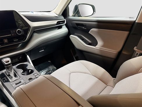 Used 2025 Toyota Highlander LE image 22