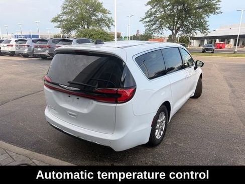 Used 2024 Chrysler Pacifica Touring-L FWD image 3