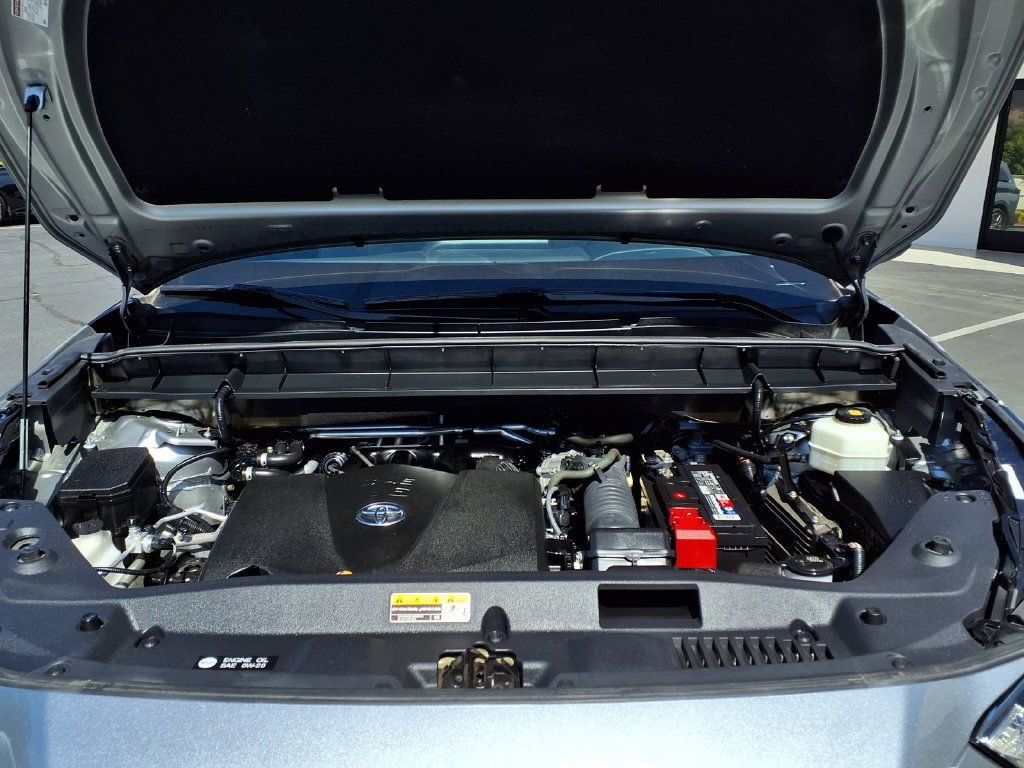 Used 2021 Toyota Highlander XLE FWD image 3