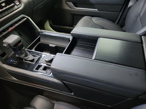 Used 2025 Toyota Tundra Platinum w/ TRD Off-Road Package AWD/4WD image 20