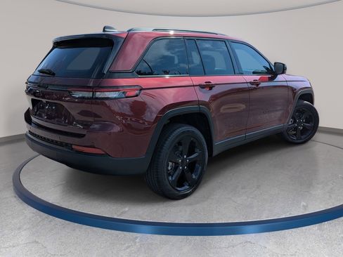 Certified 2025 Jeep Grand Cherokee Limited w/ Black Appearance Package image 5