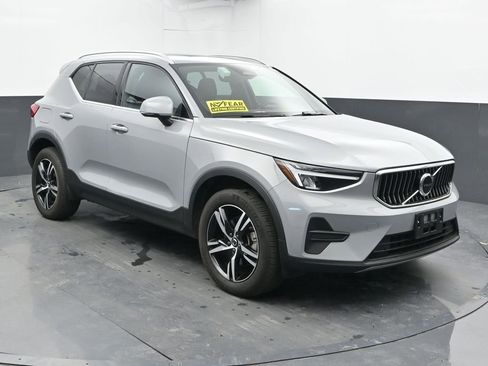 Used 2025 Volvo XC40 B5 Core image 2