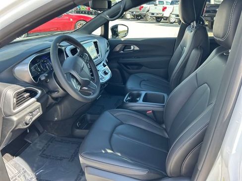 New 2026 Chrysler Pacifica Select image 9