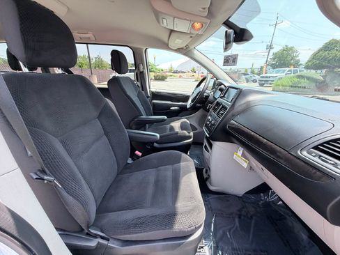 Used 2019 Dodge Grand Caravan SE w/ UConnect Hands-Free Group FWD image 25