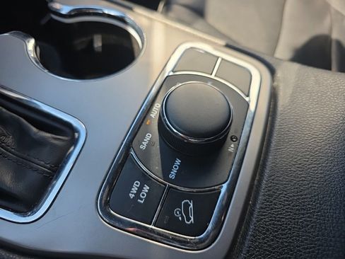 Used 2022 Jeep Grand Cherokee Limited image 24