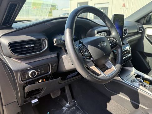 Used 2023 Ford Explorer Platinum w/ Technology Package AWD/4WD image 7