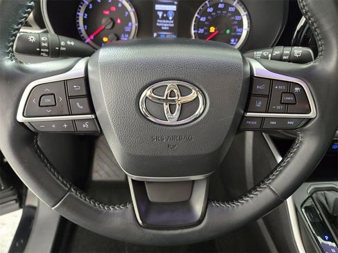 Used 2022 Toyota Highlander LE image 26