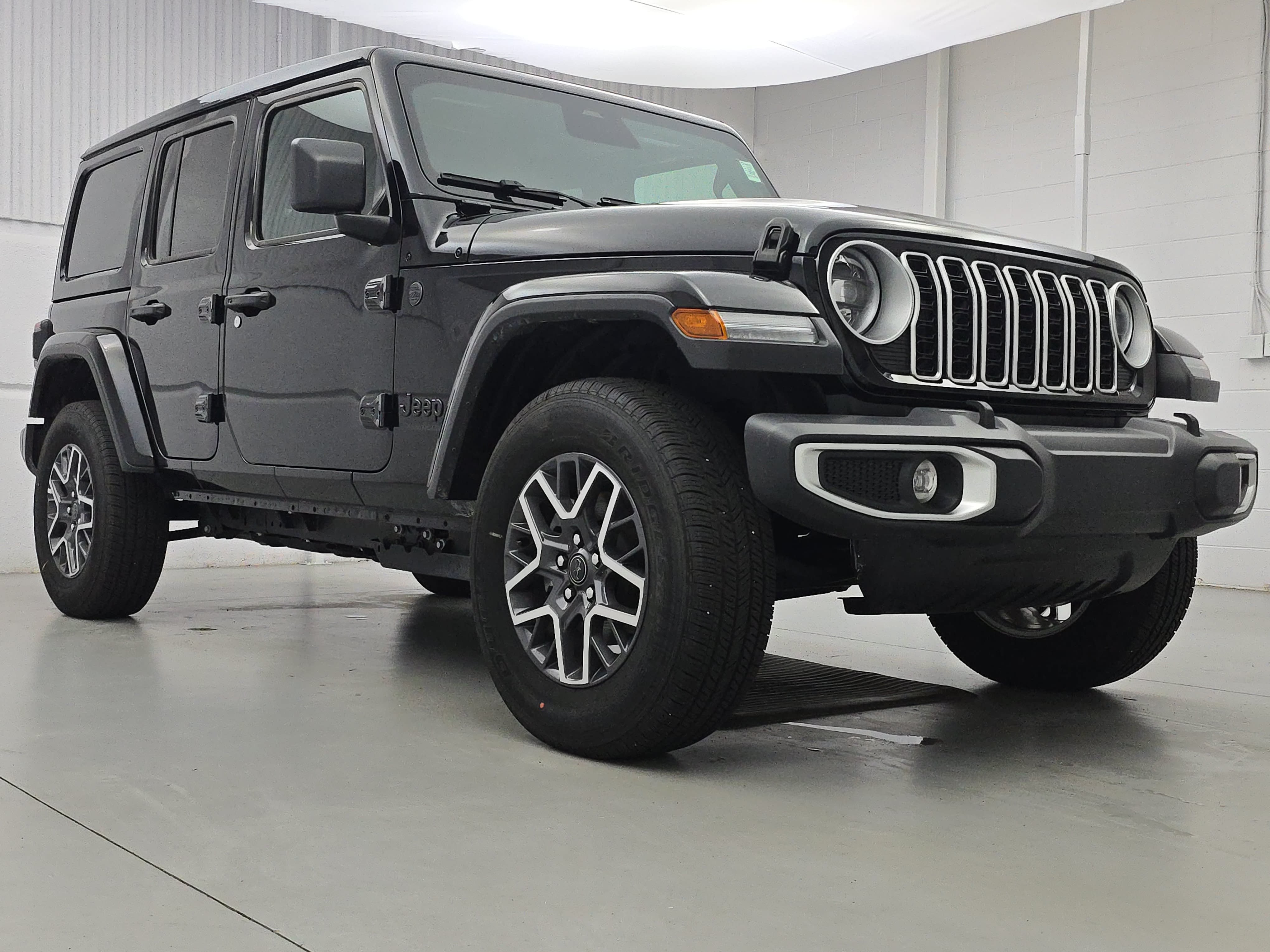 Used 2026 Jeep Wrangler Unlimited Sahara AWD/4WD image 9