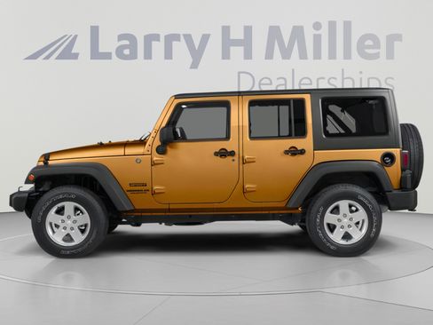 Used 2013 Jeep Wrangler Unlimited Sahara w/ Connectivity Group AWD/4WD image 3