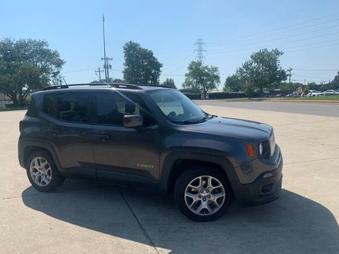 Used 2017 Jeep Renegade Latitude FWD image 4