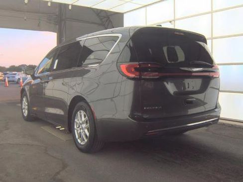 Used 2023 Chrysler Pacifica Touring-L FWD image 4