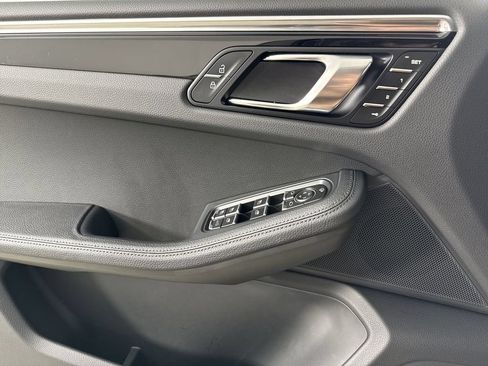 Certified 2025 Porsche Macan AWD/4WD image 34