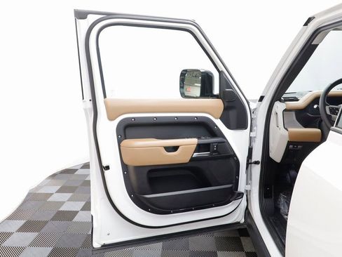 Used 2025 Land Rover Defender 110 S image 5