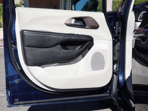 Used 2019 Chrysler Pacifica Touring image 13