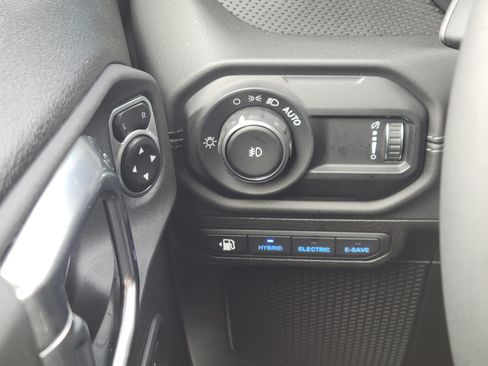 Used 2025 Jeep Wrangler Unlimited Rubicon 4xe w/ Convenience Group AWD/4WD image 10
