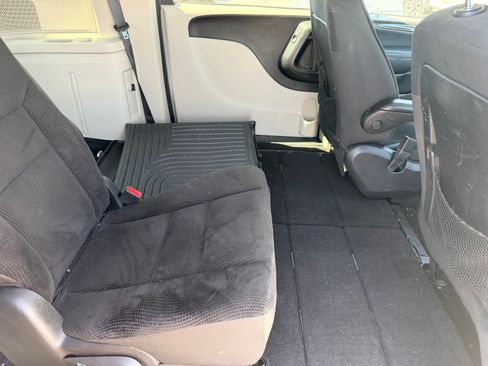 Used 2019 Dodge Grand Caravan SE w/ UConnect Hands-Free Group FWD image 12