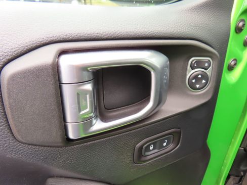 Used 2019 Jeep Wrangler Unlimited Sahara image 17