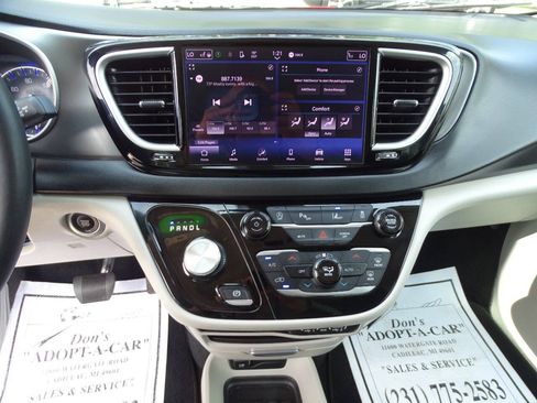 Used 2024 Chrysler Pacifica Touring-L FWD image 20
