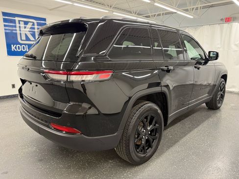 Used 2025 Jeep Grand Cherokee Altitude AWD/4WD image 2