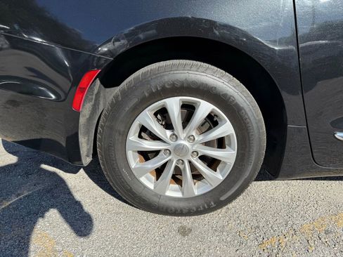 Used 2017 Chrysler Pacifica Touring-L image 23