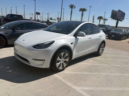 Used 2023 Tesla Model Y Long Range image 1