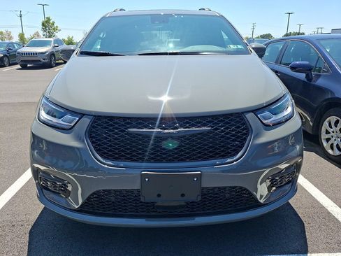 Used 2022 Chrysler Pacifica Limited w/ S Appearance Package AWD/4WD image 2