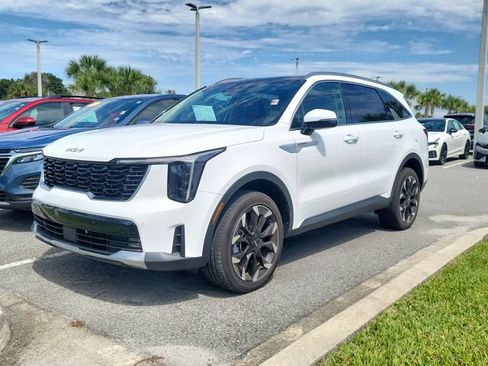 Certified 2025 Kia Sorento EX w/ Panoramic Sunroof Package AWD/4WD image 3