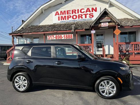 Used 2021 Kia Soul LX image 1