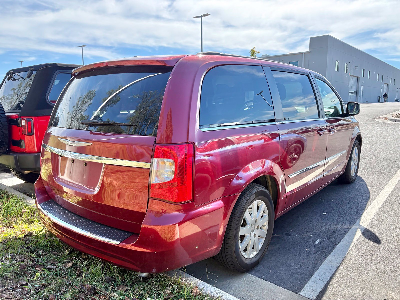 Used 2012 Chrysler Town & Country Touring w/ Entertainment Group #1 FWD image 6