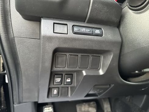 Used 2024 Nissan Frontier SV image 17