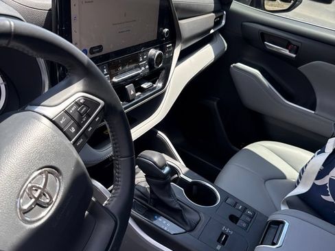 Used 2023 Toyota Highlander XLE FWD image 5