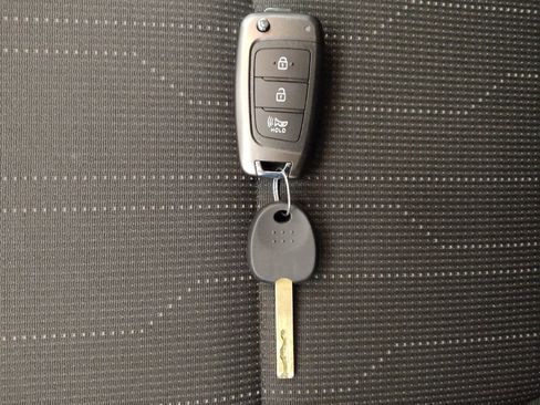 Used 2025 Hyundai Venue SE FWD image 32