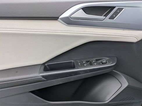 New 2026 Volkswagen Taos SE image 10