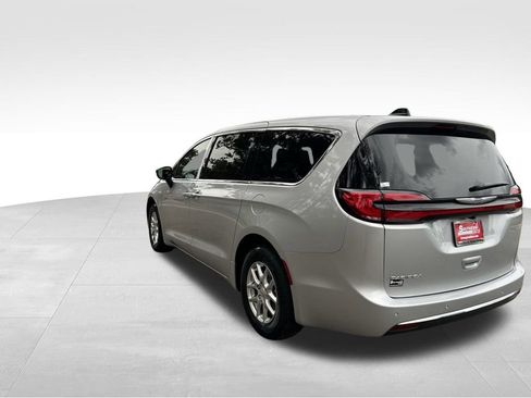 New 2026 Chrysler Pacifica Select image 4