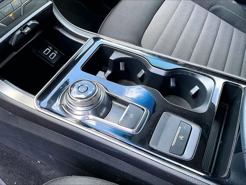 Used 2020 Ford Edge SE image 16