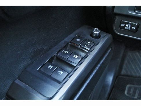 Used 2016 Toyota Tacoma SR5 image 8