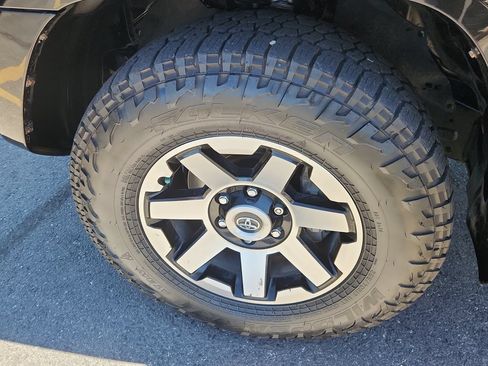 Used 2018 Toyota 4Runner TRD Off-Road Premium AWD/4WD image 18