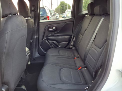 Used 2022 Jeep Renegade Latitude AWD/4WD image 18