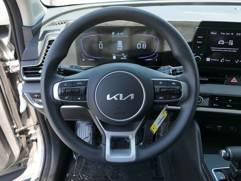 Used 2025 Kia Sportage LX FWD image 16