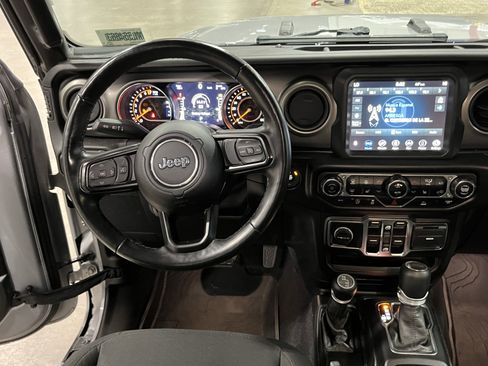 Used 2021 Jeep Gladiator Willys image 12