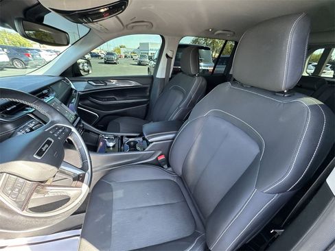 Used 2022 Jeep Grand Cherokee Laredo w/ Luxury Tech Group I image 11