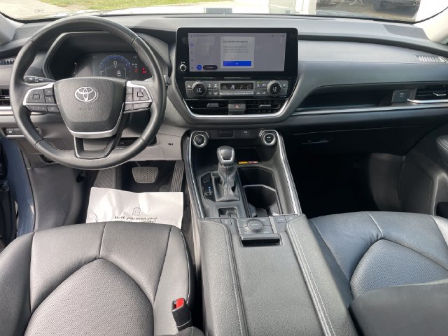 Used 2025 Toyota Grand Highlander AWD image 13
