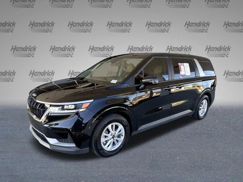 Used 2023 Kia Carnival LX image 4